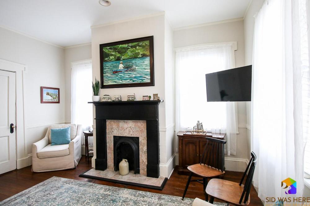 Savannah Canvas Cottage Off St Parking